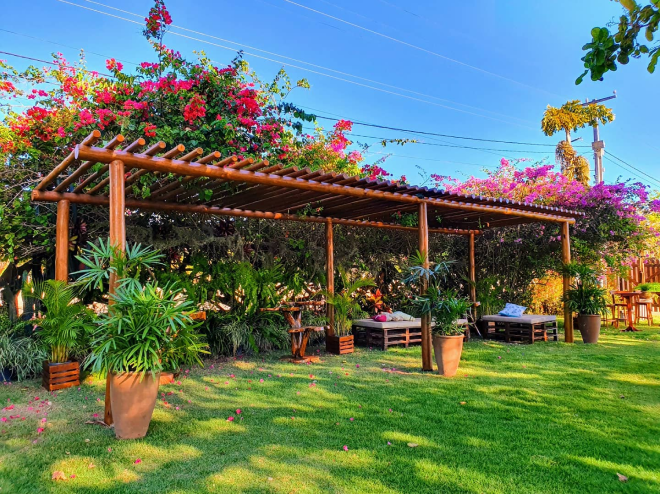 Espaço para bancos do Arts. Belamente decorado e colorido com flores.